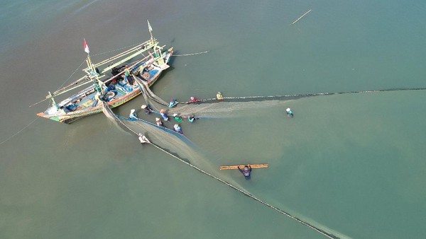 Melihat Aktivitas Nelayan Pukat di Jawa Barat