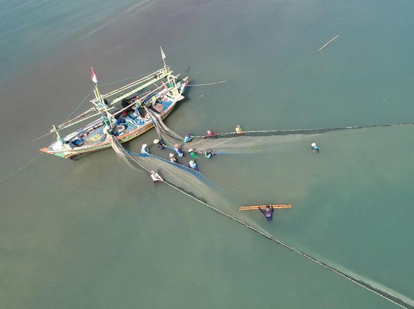 Melihat Aktivitas Nelayan Pukat di Jawa Barat