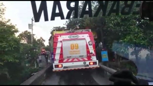 Video mobil damkar Pemkab Magelang terhalang tenda pos pemeriksaan warga viral di media sosial.
