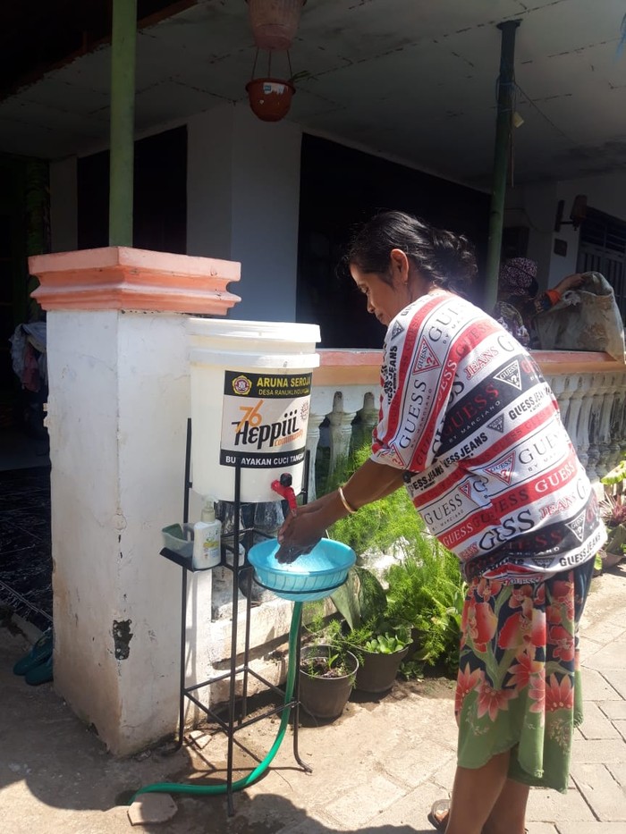 lokal karta Terapkan Kearifan Lokal, Karta Ini Siapkan Wadah Cuci Tangan di 