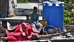 Lawan Corona, Warga Pakistan Ibadah Minggu Paskah di Atap Rumah