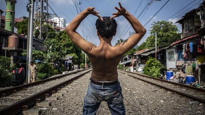 Halau Corona, Warga Petamburan Berjemur di Bantaran Rel Kereta