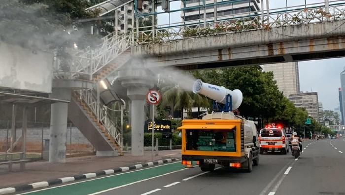 14 Jam Non-Stop, 10 Mobil Gunner PMI Siram Disinfektan ke Jalanan Jakarta