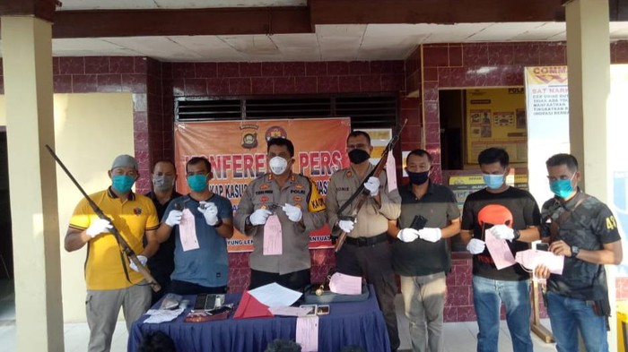 Foto: Barang bukti senjata api dan sepeda motor hasil kejahatan