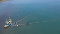 Nelayan menangkap ikan di kawasan Indramayu, Jawa Barat.