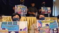 Dalam konferensi pers mereka membawa poster adili Novel Baswedan. Foto/Istimewa.