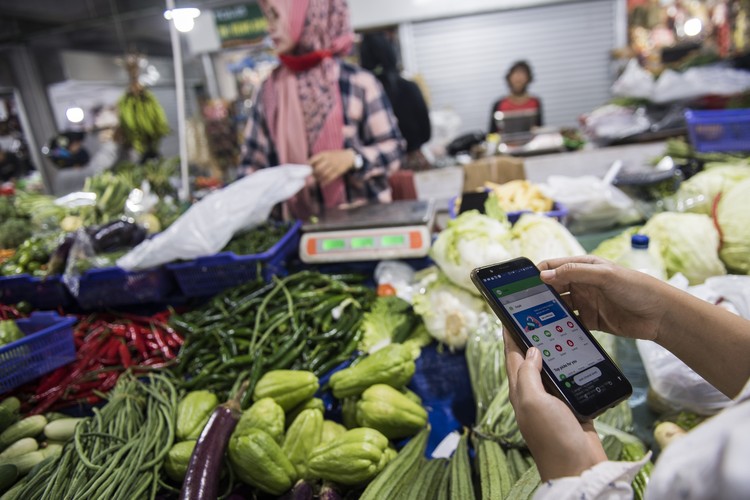 Belanja online jadi alternatif untuk memenuhi kebutuhan sehari-hari selama pembatasan sosial imbas Corona. Hal itu diharapkan dapat cegah penyebaran COVID-19.