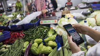 Ada beragam opsi yang dapat dipilih oleh warga di rumah saat akan berbelanja online mulai dari memanfaatkan layanan pesan-antar yang disediakan di sejumlah toko maupun menggunakan aplikasi ojek online. Antara Foto/M Agung Rajasa. 