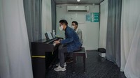 Penampakan bagian dalam truk yang dirombak menjadi tempat les keliling di Hong Kong. Truk itu dilengkapi dengan pembersih udara serta rutin disemprotkan dengan disinfektan untuk mencegah penyebaran virus Corona.