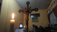 Ibadah malam Paskah ditayangkan secara daring atau online agar umat Katolik dapat mengikuti ibadah dari rumah masing-masing sehingga diharapkan dapat memutus rantai penyebaran virus Corona di Indonesia. Antara Foto/Aloysius Jarot Nugroho.