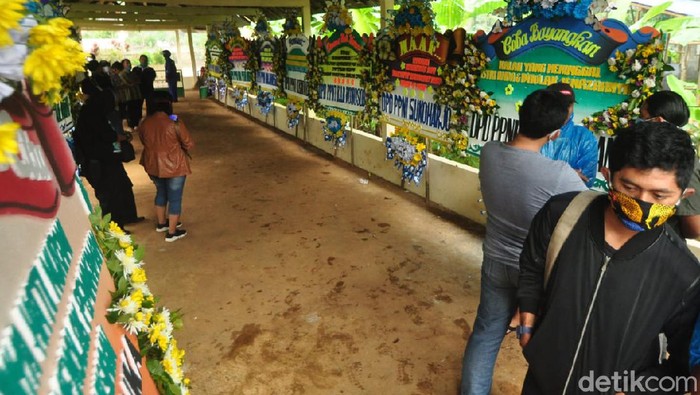 Karangan bunga di lokasi penolakan jenazah perawat positif Corona di Kabupaten Semarang, Minggu (12/4/2020).
