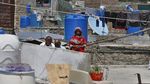 Lawan Corona, Warga Pakistan Ibadah Minggu Paskah di Atap Rumah