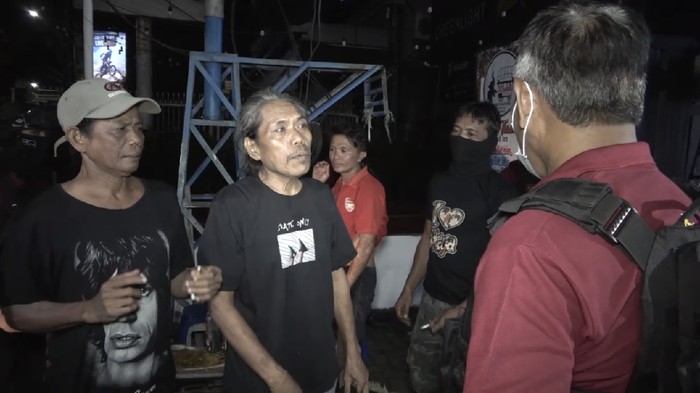 Polisi bubarkan pesta miras pria paruh baya di Makassar