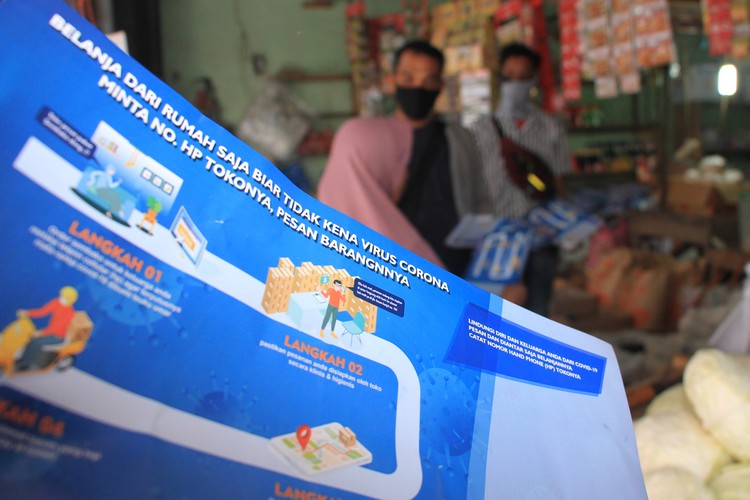 Belanja online jadi alternatif untuk memenuhi kebutuhan sehari-hari selama pembatasan sosial imbas Corona. Hal itu diharapkan dapat cegah penyebaran COVID-19.