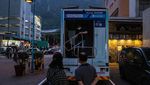 Truk Ini Dirombak Jadi Tempat Les Piano Keliling di Hong Kong