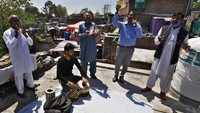 Pastor Barnabas Younis (kedua dari kanan) memimpin ibadah Minggu Paskah dari sebuah atap rumah di kawasan Islamabad, Pakistan.