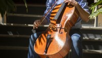 Marcello Sirotti, seorang pemain selo yang tergabung dalam La Scala Philharmonic Orchestra memainkan alat musik untuk memberikan penghormatan kepada para tenaga medis yang berjuang menyembuhkan para pasien virus Corona.