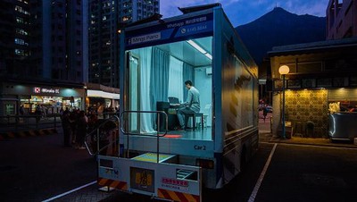 Truk Ini Dirombak Jadi Tempat Les Piano Keliling di Hong Kong