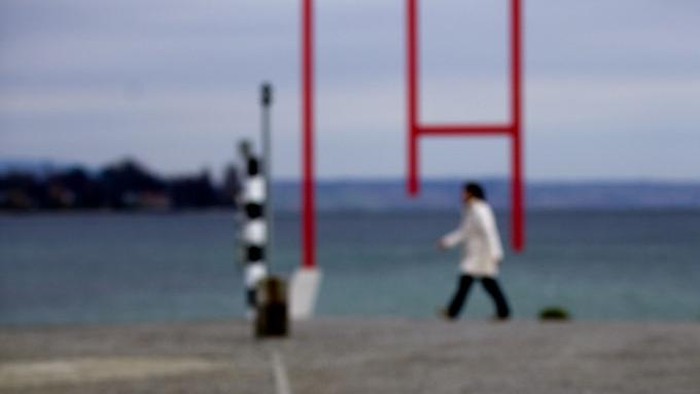 A woman crosses the Switzerland-Germany border marked by a series of sculptures by German artist Johannes Doerflinger between the Swiss city of Kreuzlingen and the German city of Konstanz on November 20, 2008. From December 12, 2008 Switzerland will be part of the Schengen Area, a zone covering 3.6 million square kilometres and offering unrestricted travel to 400 million Europeans. There will be no more checks on individuals at country frontiers, but police checks in the border zones will be stepped up. Goods traffic will still be subject to border checks, as Switzerland is not part of the European Union (EU) customs union.  AFP PHOTO / FABRICE COFFRINI (Photo by FABRICE COFFRINI / AFP)