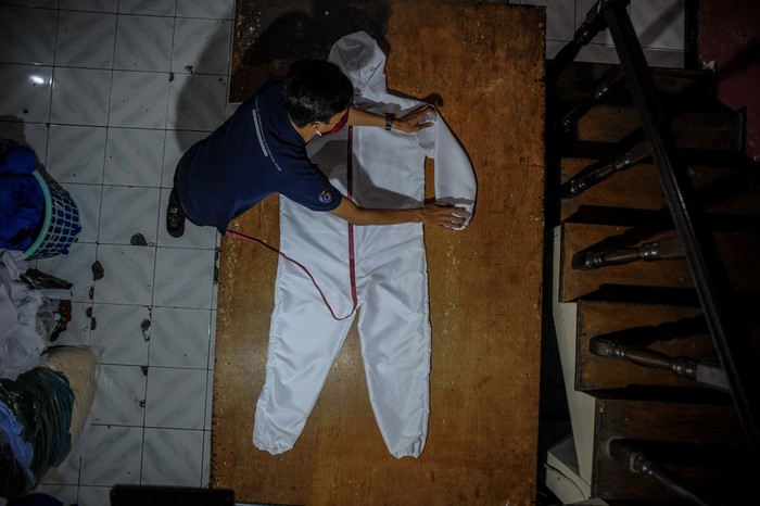 Sejumlah pelaku usaha konveksi di Kota Bandung beralih produksi dari kaos distro menjadi alat pelindung diri (APD). Yuk, lihat proses pembuatannya.