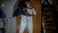 Beberapa pelaku usaha konveksi di Kota Bandung beralih produksi dari kaos distro menjadi APD akibat minimnya permintaan kaos distro dampak dari mewabahnya COVID-19 di Indonesia.