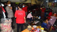 Anggota polisi membubarkan warga yang berkumpul di salah satu pusat jajanan di Kudus, Jawa Tengah, Sabtu (11/4/2020). ANTARA FOTO/Yusuf Nugroho.