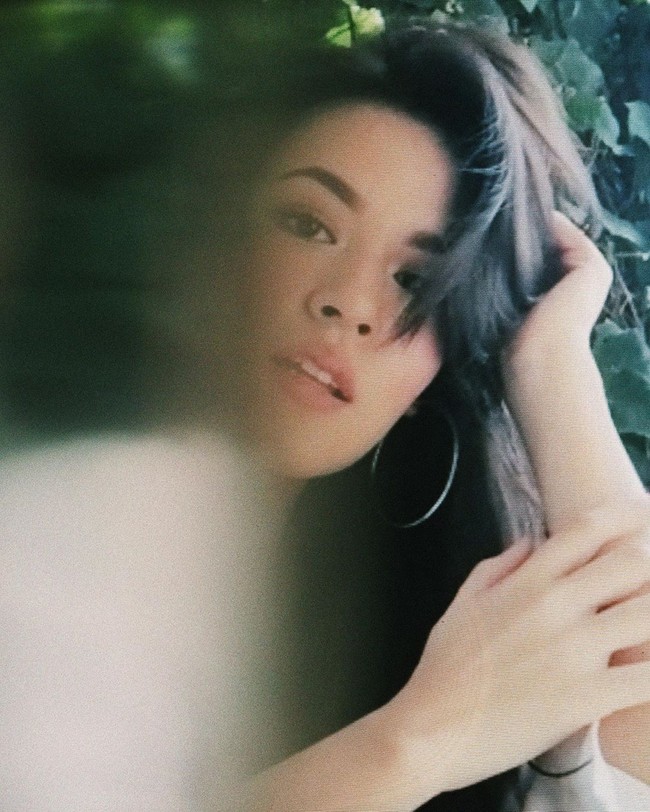 Raisa menjadi salah satu artis Tanah Air yang menebar pesonanya dalam pemotretan saat harus #dirumahaja karena wabah COVID-19. Fotografer Michael Cools berada di balik lensa untuk sesi pemotretan unik tersebut. (Foto: Dok. Instagram/@raisa6690 dan Instagram/@michaelcools)