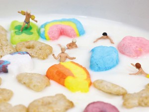 Keren! Fotografer Ini Motret Kolam Renang dari Semangkuk Sereal