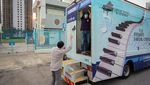 Truk Ini Dirombak Jadi Tempat Les Piano Keliling di Hong Kong