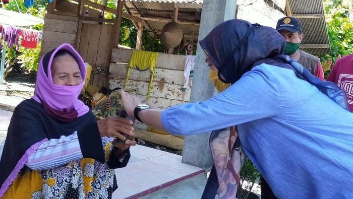 Bupati Luwu Utara Indah Putri bagi-bagi hasil panen
