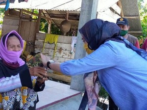 Bupati Luwu Utara Borong Hasil Panen Petani Lalu Dibagikan Gratis ke Warga