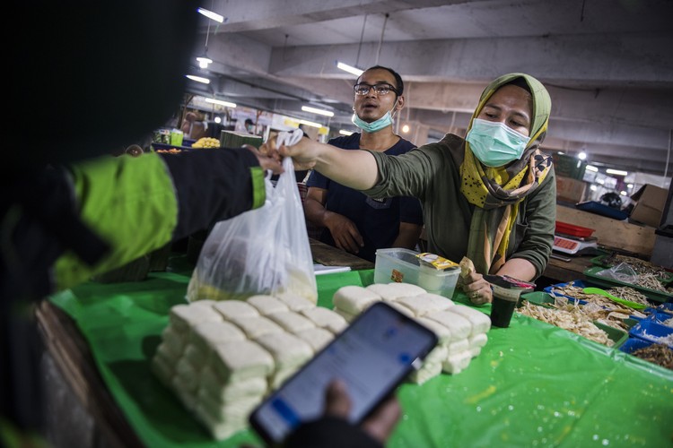 Belanja online jadi alternatif untuk memenuhi kebutuhan sehari-hari selama pembatasan sosial imbas Corona. Hal itu diharapkan dapat cegah penyebaran COVID-19.