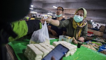 Layanan belanja online dan siap antar tersebut bertujuan untuk membatasi lalu lalang orang di pasar dan juga sebagai upaya pencegahan penyebaran COVID-19. Antara Foto/M Agung Rajasa.