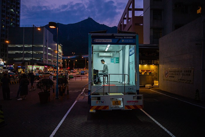 Les Piano Keliling di Hong Kong Sekolah musik di Hong Kong manfaatkan truk untuk jadi tempat les piano keliling. Hal itu dilakukan untuk siasati pembatasan sosial guna cegah penyebaran Corona.