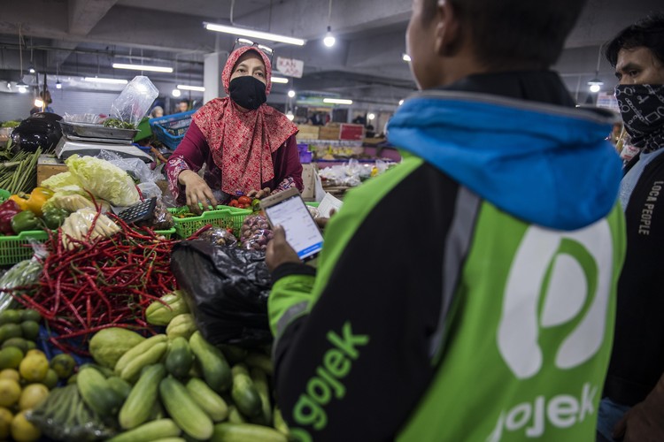 Belanja online jadi alternatif untuk memenuhi kebutuhan sehari-hari selama pembatasan sosial imbas Corona. Hal itu diharapkan dapat cegah penyebaran COVID-19.