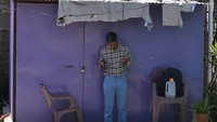 Ibadah Minggu Paskah tersebut digelar dari atap rumah usai diterapkannya kebijakan pembatasan sosial di kawasan Pakistan untuk mencegah penyebaran virus Corona.