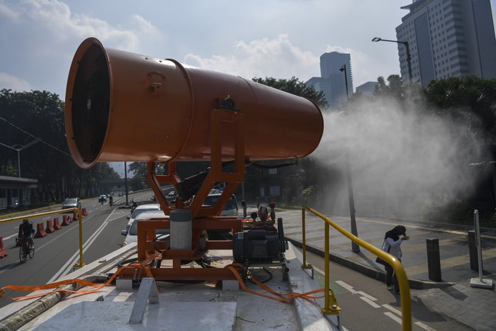 Mobil Gunner Spray Wara-wiri Cegah Corona di Jakarta Guna mencegah penyebaran virus Corona PMI melakukan penyemprotan disenfektan menggunakan mobil gunner spray di sejumlah wilayah DKI Jakarta. Berikut Potretnya.