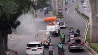 Relawan PMI dibantu prajurit TNI sedang mengoperasikan Armada Gunner Spray untuk melakukan penyemprotan cairan disinfektan secara masif di area stasiun commuter line cawang serta jalan protokol DKI Jakarta sebagai upaya pencegahan dan meminimalisasi penyebaran COVID-19 di Jakarta, Minggu (12/4/2020). Foto: dok. PMI