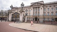 Istana Buckingham atau populer dengan sebutan Buckingham Palace jadi salah satu landmark paling populer di Kota London, Inggris. Bila biasanya sejumlah wisatawan datang untuk berfoto maupun melihat langsung istana kerajaan Inggris itu, kini sepi dari pengunjung usai Inggris terapkan pembatasan aktivitas untuk mencegah penyebaran virus Corona. Leon Neal/Getty Images, Oli Scarff/Getty Images. 
