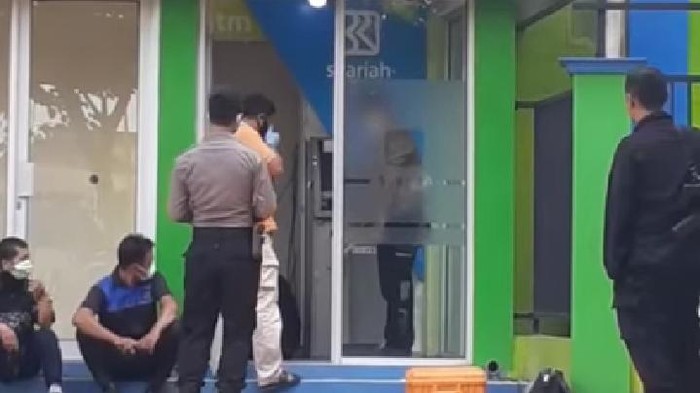 Tangkapan layar polisi saat memeriksa ATM di Jalan Sersan Sadikin, Klaten, Minggu (12/4/2020).