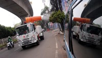 PMI melipatgandakan penyemprotan disfinfektan di wilayah DKI Jakarta mulai pukul 08.00-22.00 WIB dengan mengerahkan 10 unit mobil Gunner, mobil tangki kapasitas 5.000 liter yang didesain khusus dapat menyemprotkan masif dan aman dengan mengarahkan ke titik penyemprotan bangunan yang berada di Jalan utama Ibu Kota. Foto: dok. PMI