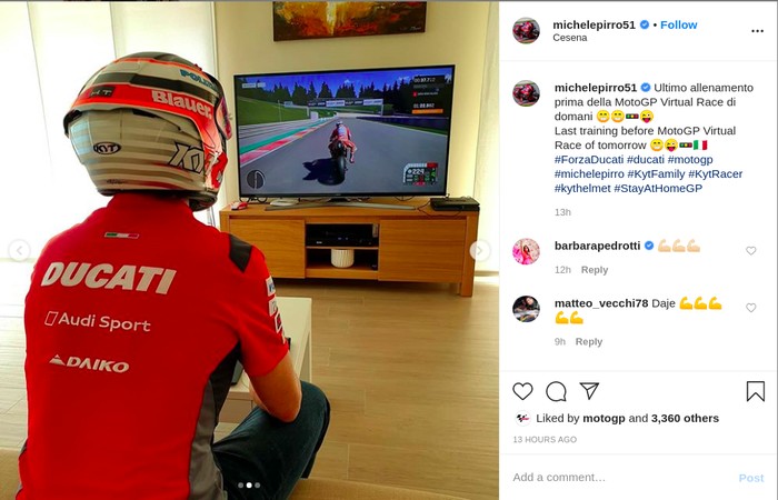 Pebalap Ducati Main PS Pakai Helm Indonesia