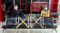 Sejumlah bangku juga tampak dipasangi tanda dengan menggunakan lakban untuk menerapkan jaga jarak guna mencegah penyebaran virus Corona.