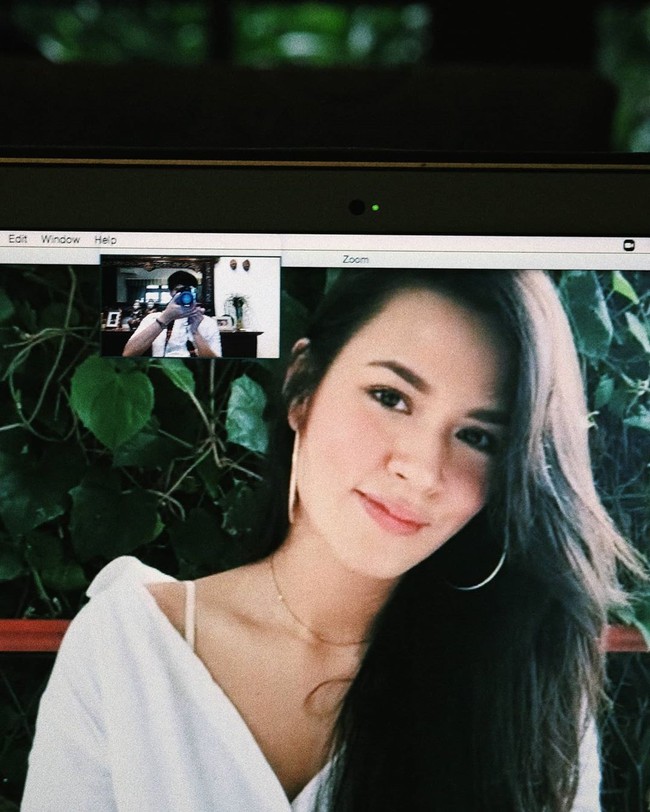 Michael Cools mengunggah behind the scene dari pemotretan virtual ini. Tampak sang fotografer memotret Raisa dari layar laptopnya. Keduanya melakukan pemotretan sambil melakukan video call dari rumah masing-masing. Foto: Dok. Instagram @raisa6690, Instagram @michaelcools