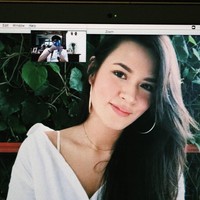 Michael Cools mengunggah behind the scene dari pemotretan virtual ini. Tampak sang fotografer memotret Raisa dari layar laptopnya. Keduanya melakukan pemotretan sambil melakukan video call dari rumah masing-masing. Foto: Dok. Instagram @raisa6690, Instagram @michaelcools