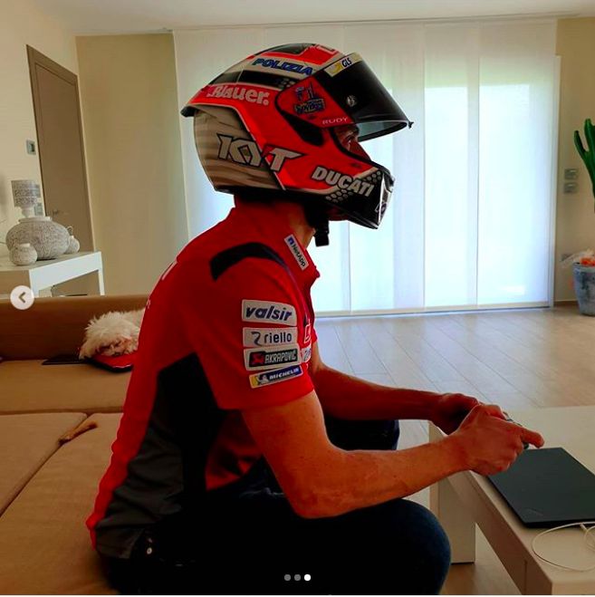 Pebalap Ducati Main PS Pakai Helm Indonesia