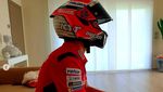 Aksi Pebalap Ducati Pakai Helm Indonesia Selama #dirumahaja