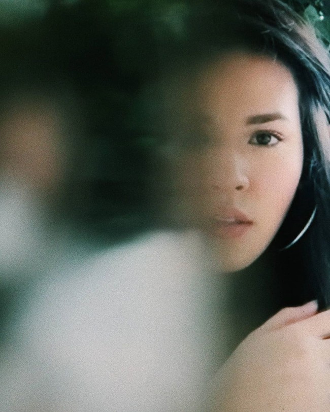 Since were still on #dirumahaja mode, @raisa6690 & me came up with this idea of doing a virtual photoshoot! Ternyata seru banget & slide to see the results! tulis sang fotografer Michael Cools di Instagramnya @michaelcools. Foto: Dok. Instagram @raisa6690, Instagram @michaelcools