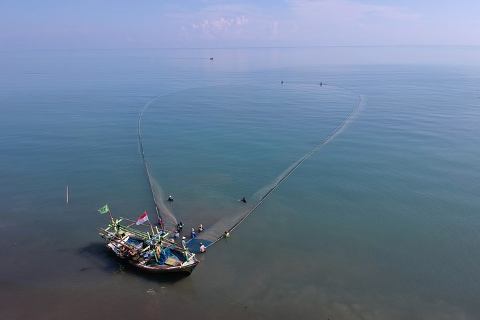 Sejumlah nelayan beraktivitas di sekitar pantai Tiris, Indramayu. Adanya perubahan arus laut imbas perubahan musim membuat hasil tangkapan nelayan menurun.