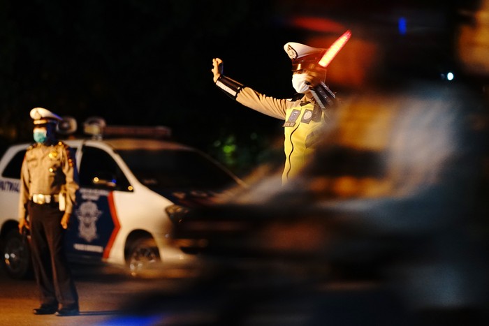 Polisi Patroli Bubarkan Keramaian Petugas kepolisian terus berpatroli dan menghimbau agar warga tidak berkerumun dan tetap dirumah seperti di Gorontalo dan Kudus.